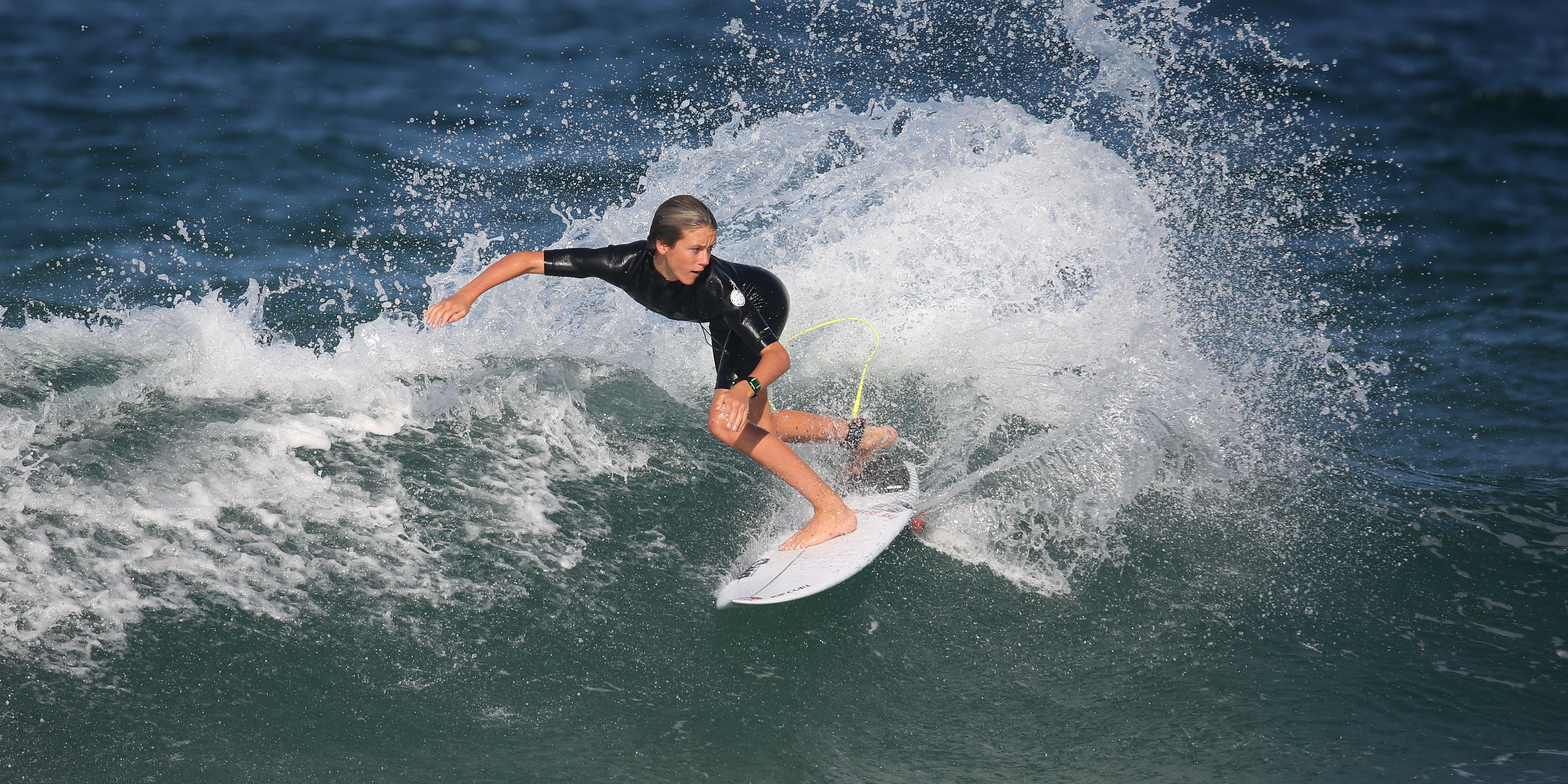 Read more about the article Unleash Your Inner Surfer Girl: How Surf Lessons Can Empower Women