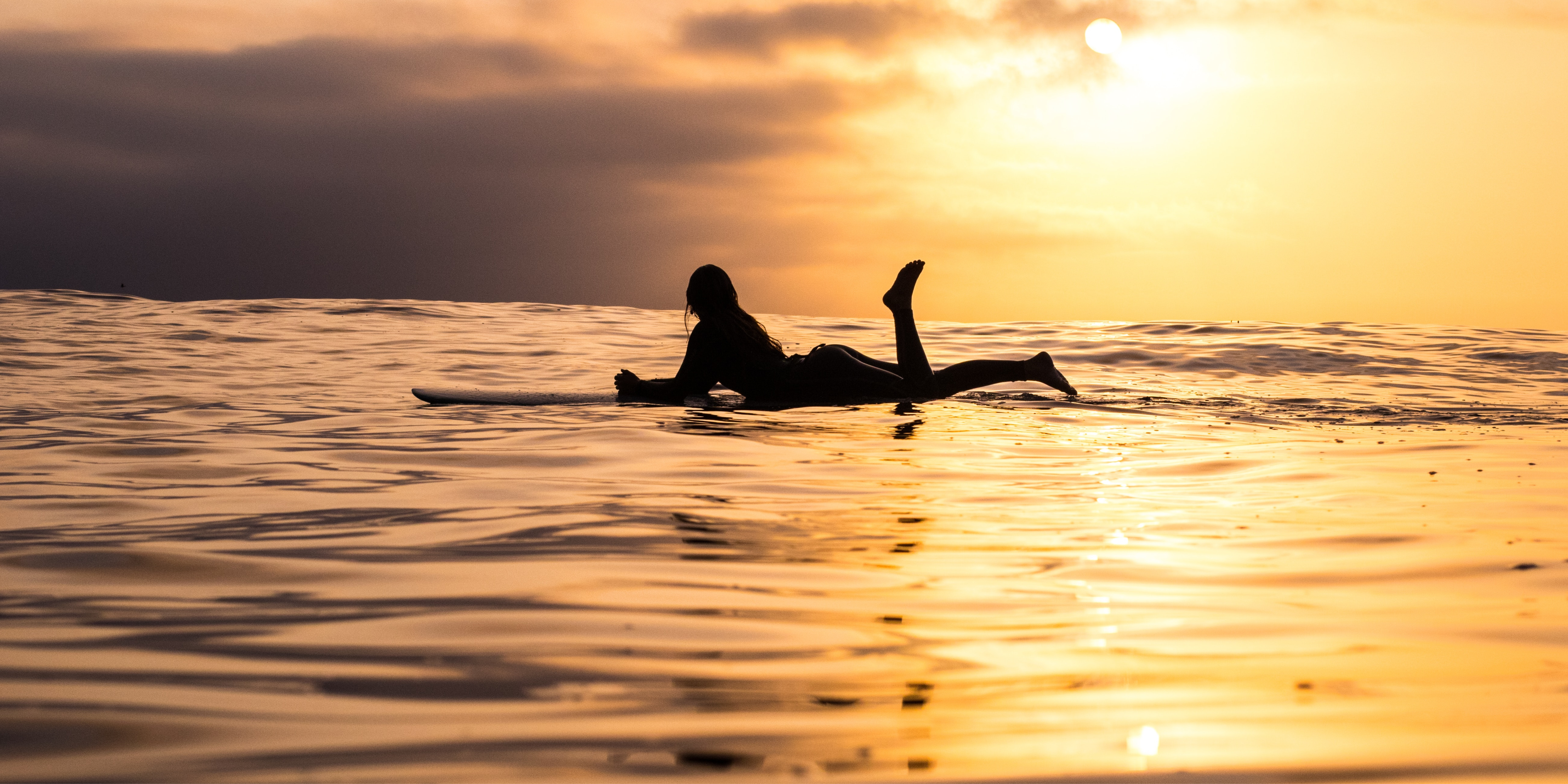Read more about the article 5 female surfers who revolutionized the surfing community