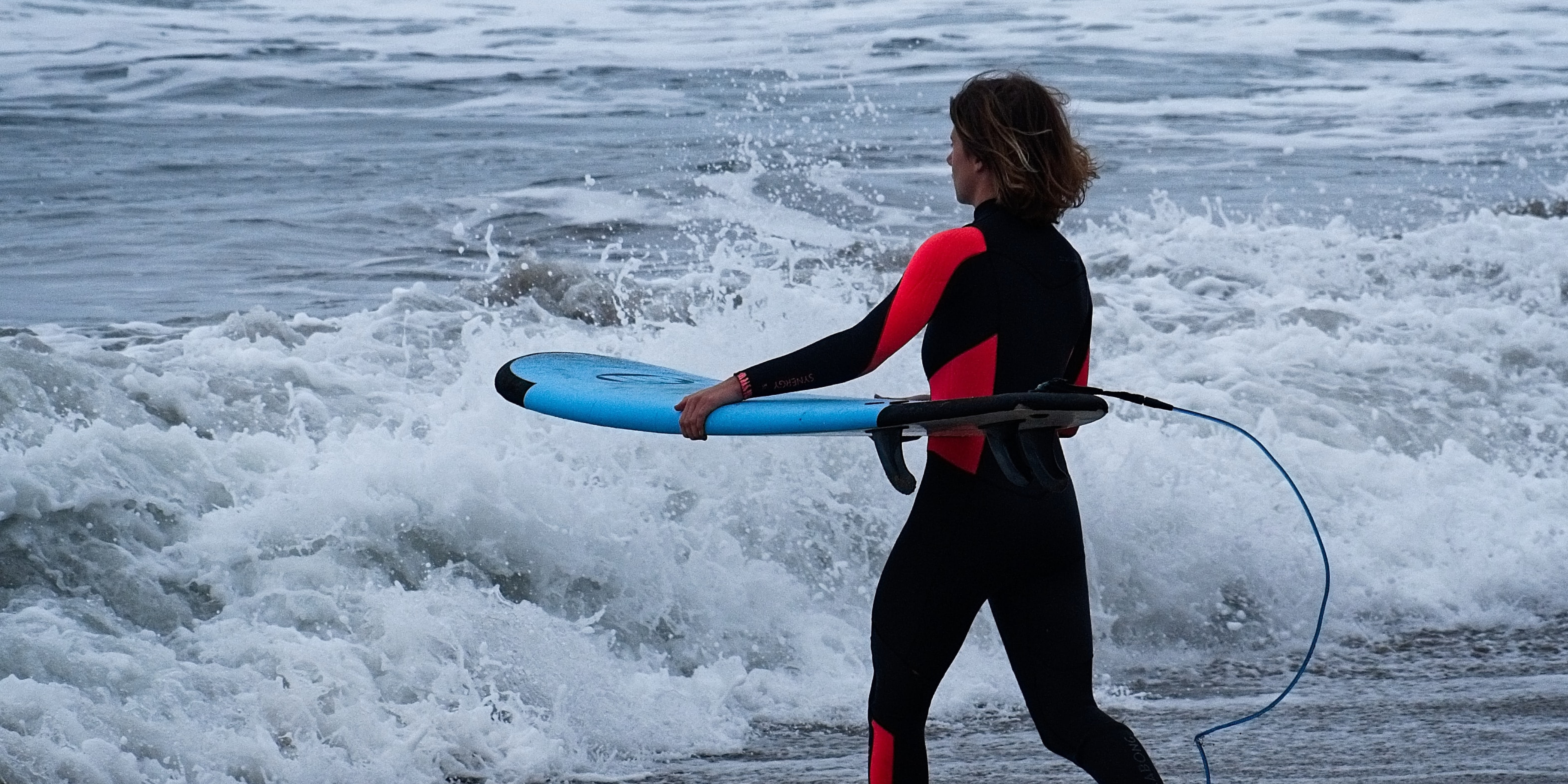 Read more about the article Catch the Waves: A Beginner’s Guide to Surf Lessons in San Diego