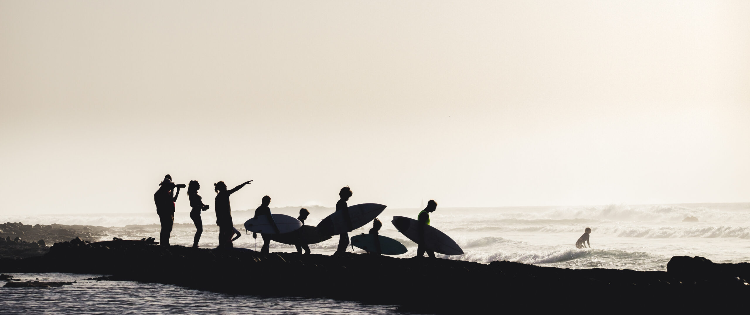 Read more about the article Make Waves Together: The Fun of Group Surf Lessons in San Diego